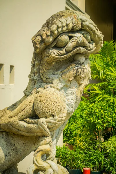Standbeeld van de Leeuw in Chinese stijl in de Thaise tempel in het grote paleis — Stockfoto