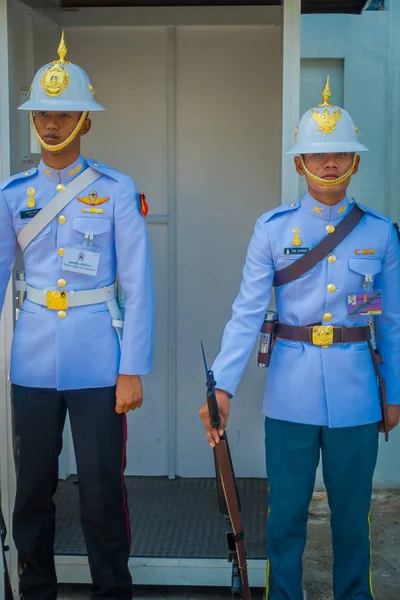 ロイヤル アジア バンコクの壮大な宮殿の入力で制服を着ている正体不明のボディー ガードのバンコク、タイ、2018 年 2 月 2 日: 屋外の眺め — ストック写真