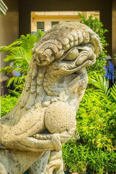 Statua del leone in stile cinese nel tempio tailandese nel grande palazzo reale — Foto Stock