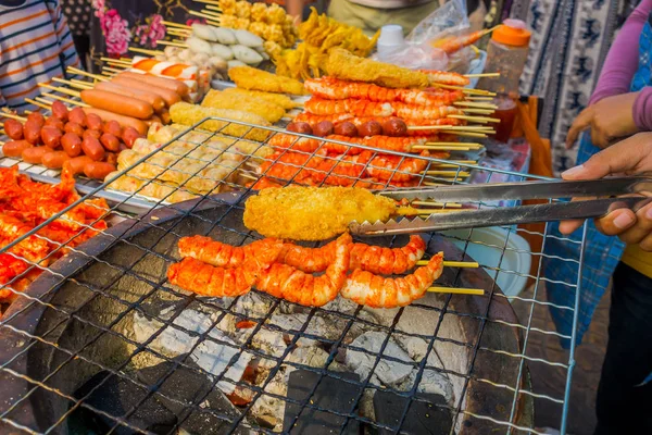 Primer plano de langostinos a la parrilla en el embalaje de venta en el mercado nocturno en Bangkok, Tailandia —  Fotos de Stock