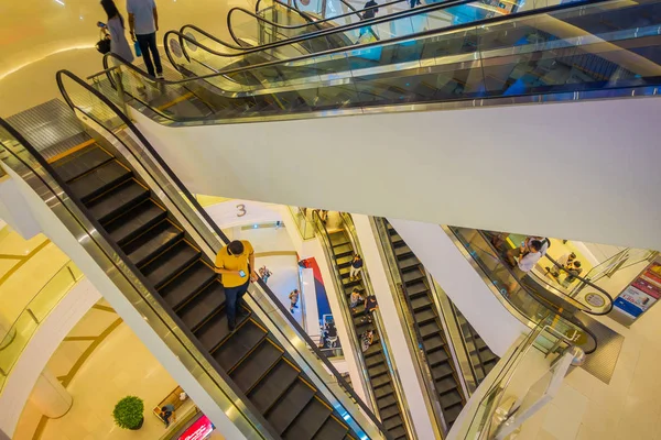 BANGKOK, THAÏLANDE, 02 FÉVRIER 2018 : Vue de l'intérieur au-dessus de la boutique de personnes non identifiées dans le centre commercial Siam Paragon à Bangkok, C'est l'un des plus grands centres commerciaux en Asie — Photo