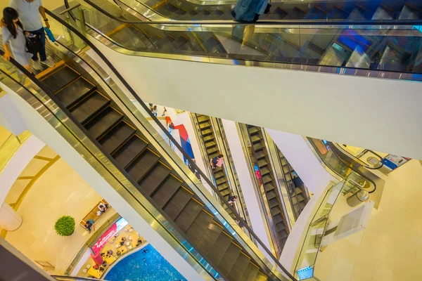 BANGKOK, THAILAND, FEBRUARY 02, 2018: Indoor above view of unidentified people shop in Siam Paragon Shopping mall in Bangkok, It is one of the biggest shopping centres in Asia — Stock Photo, Image