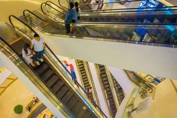 BANGKOK, THAÏLANDE, 02 FÉVRIER 2018 : Vue de l'intérieur au-dessus de la boutique de personnes non identifiées dans le centre commercial Siam Paragon à Bangkok, C'est l'un des plus grands centres commerciaux en Asie — Photo