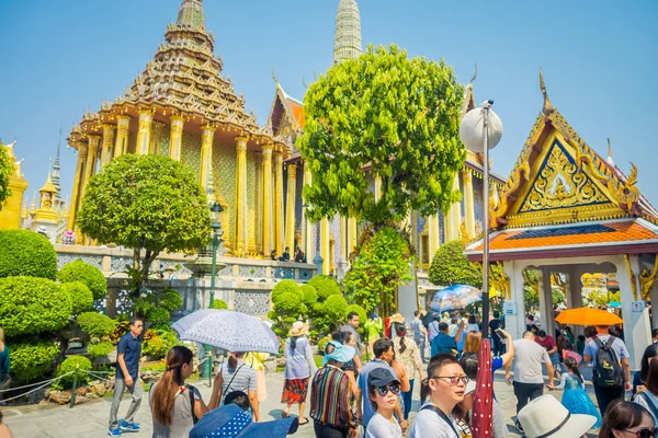 BANGKOK, THAÏLANDE, 08 FÉVRIER 2018 : Personnes non identifiées marchant à l'entrée de Wat Phra Kaew, Temple du Bouddha Émeraude à Bangkok, Thaïlande — Photo