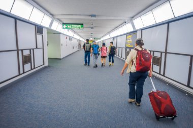 Bangkok, Tayland - 01 Şubat 2018: Unidsentified insanlar, bir salonda Bangkok Uluslararası Havaalanı içinde öyle, Kuzey Tayland ana Havaalanı