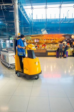 Bangkok, Tayland - 08 Şubat 2018: İn Havaalanı değnek bir sürü Bagaj Arabaları Suvarnabhumi Airport Tayland kapalı görünüm