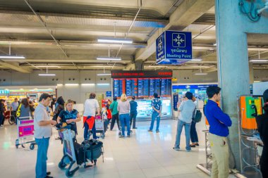 Bangkok, Tayland - 01 Şubat 2018: Kapalı Görünüm noktası biçimlendirici işaret Bangkok Uluslararası Havaalanı içinde toplantıda tanımlanamayan peopl Kuzey Tayland ana havaalanıdır