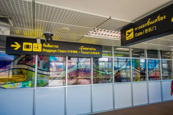 Bangkok, thailand - februar 01, 2018: nahaufnahme der informativen schilder der gepäckausgabe und gate 1 im inneren des internationalen flughafens bangkok, es ist der wichtigste flughafen im nördlichen thailand — Stockfoto