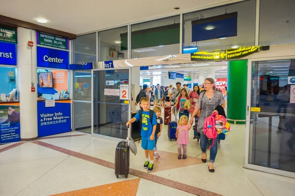 BANGKOK, TAILANDIA - 01 DE FEBRERO DE 2018: Vista interior de personas no identificadas que caminan dentro del Aeropuerto Internacional de Bangkok, es el principal aeropuerto en el norte de Tailandia — Foto de Stock