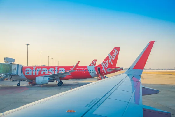 BANGKOK, TAILANDIA - 01 DE FEBRERO DE 2018: Hermosa vista al aire libre de aviones comerciales esperar a despegar en el aeropuerto internacional de Bangkok en Tailandia, es el centro de las aerolíneas de bajo coste en Bangkok — Foto de Stock