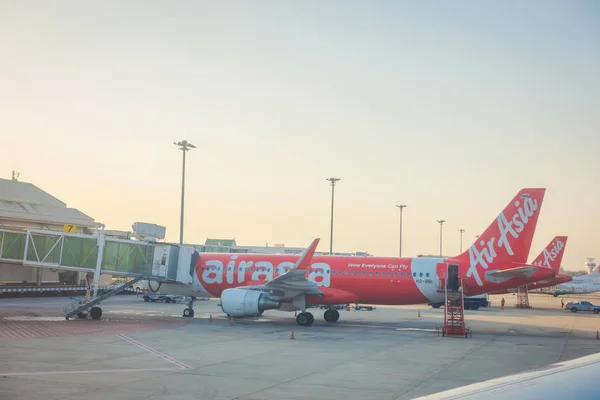 BANGKOK, TAILANDIA - 01 DE FEBRERO DE 2018: Hermosa vista al aire libre de aviones comerciales esperar a despegar en el aeropuerto internacional de Bangkok en Tailandia, es el centro de las aerolíneas de bajo coste en Bangkok — Foto de Stock