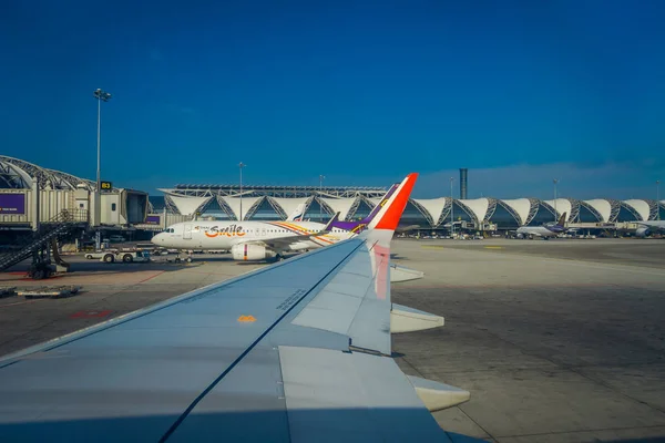 BANGKOK, THAILAND - FEBRUARY 01, 2018: Beautiful outdoor view of commercial aircraft wait for taking off at Bangkok international airport in Bangkok, Thailand — Stock Photo, Image