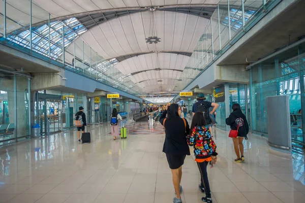 BANGKOK, TAILANDIA - 01 DE FEBRERO DE 2018: Vista interior de la sala de llegadas en el aeropuerto internacional de Don Mueang, Terminal 2 es el aeropuerto para las aerolíneas de bajo presupuesto en Tailandia, para nacionales e internacionales — Foto de Stock