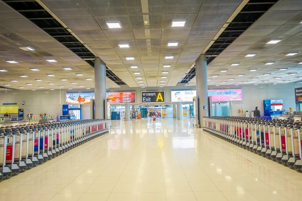 Bangkok, Thailand - 08 februari 2018: Indoor weergave van bagage karren op Suvanaphumi Airport, Bangkok, Suvarnabhumi airport is werelden 4e grootste single-gebouw luchthaventerminal — Stockfoto