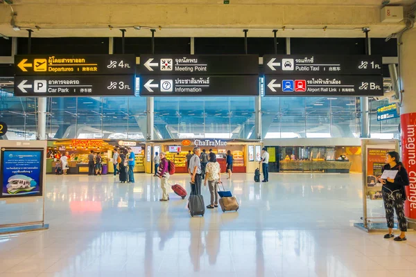 BANGKOK, TAILANDIA - 01 DE FEBRERO DE 2018: Por encima de la vista de signo informativo con personas no identificadas en el área de llegada dentro del Aeropuerto Internacional de Bangkok, es el principal aeropuerto en el norte de — Foto de Stock