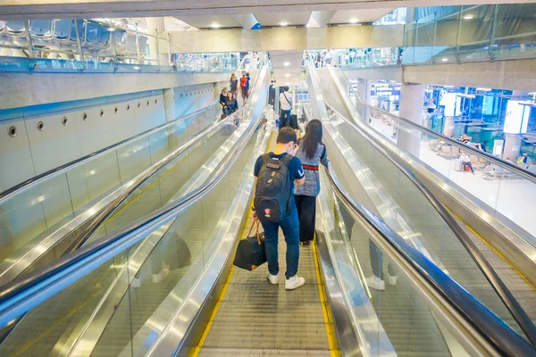 Бангкок, Таїланд - 01 лютого 2018: Критий подання невідомі люди, що йдуть в електричних сходах у залі прибуття на Дон Мианг міжнародного аеропорту — стокове фото