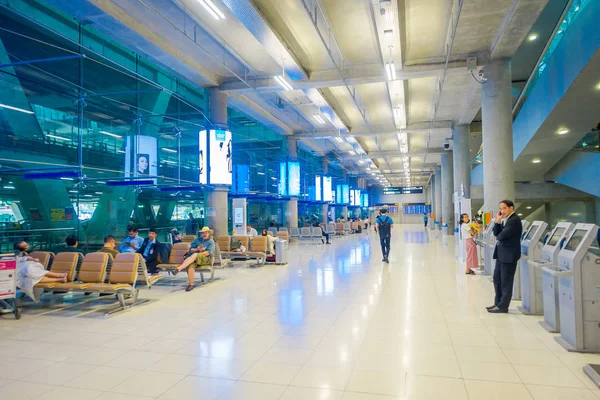 BANGKOK, THAILAND - FEVEREIRO 08, 2018: Vista interior de pessoas não identificadas esperando dentro do aeroporto no Aeroporto de Suvanaphumi, Bangkok — Fotografia de Stock