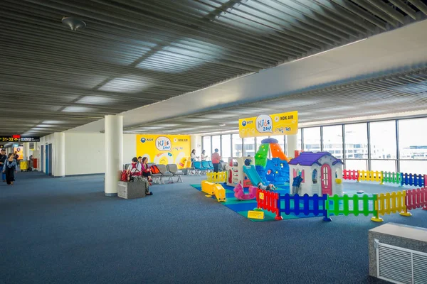 BANGKOK, TAILANDIA - 01 DE FEBRERO DE 2018: Vista interior del área de la zona infantil en el Aeropuerto Internacional Don Mueang — Foto de Stock