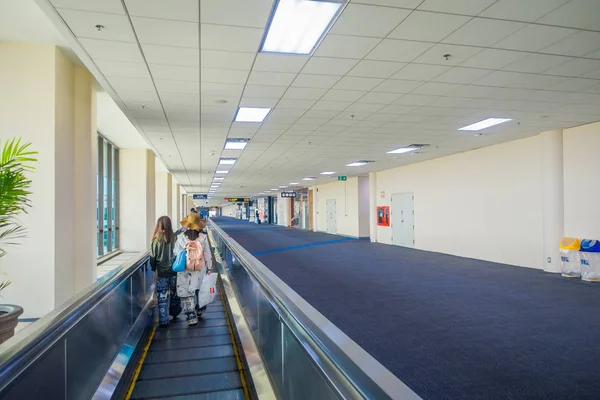 БАНГКОК, Таиланд - 01 февраля 2018 года: вид изнутри на неопознанных людей, идущих по электрической лестнице в зале прибытия в международном аэропорту Дон Муанг — стоковое фото
