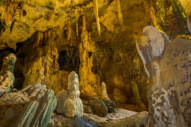Güzel kapalı manzarasına eski mağara Khao khanabnam ili Krabi, Tayland