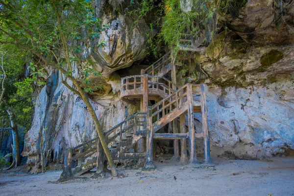 Vista ao ar livre de escadas apedrejadas no entrar da caverna antiga Khao khanabnam na província de Krabi, Tailândia — Fotografia de Stock