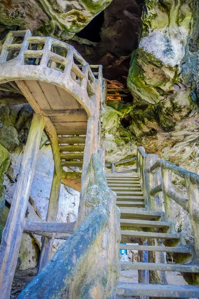 Zewnętrzny widok kamienne schody o enter pradawnej jaskini Khao khanabnam w prowincji Krabi, Tajlandia — Zdjęcie stockowe