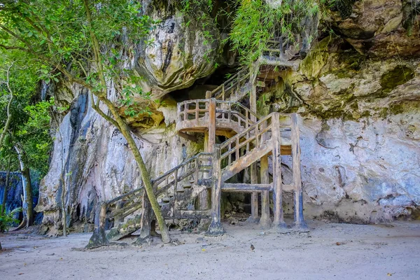 Vista ao ar livre de escadas apedrejadas no entrar da caverna antiga Khao khanabnam na província de Krabi, Tailândia — Fotografia de Stock