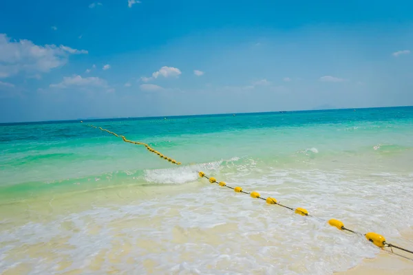 Bella vista esterna di nido giallo di zona sicura per nuotare sull'isola di Phra Nang in una splendida giornata di sole e acqua turchese e sabbia bianca — Foto Stock