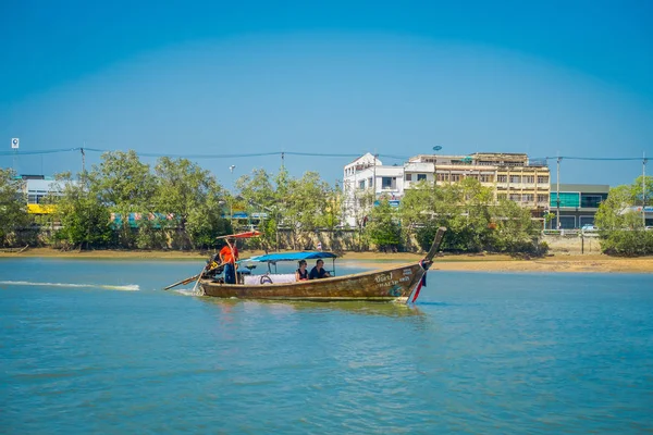 Ao Nang, Thajsko - 05 března 2018: Venkovní pohled neznámých lidí jedoucích v rybářských thajské čluny na řece v provincii Krabi, Andamanské moře, Jižní Thajsko — Stock fotografie