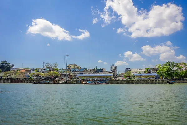 KRABI, THAILAND - FEVEREIRO 19, 2018: Vista ao ar livre da margem do rio com alguns barcos na cidade de Krabi, Tailândia. As pessoas locais costumam andar relaxar e exercitar-se de manhã na fronteira — Fotografia de Stock