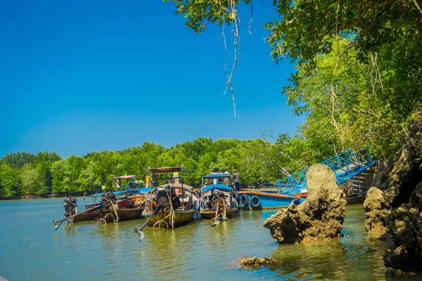 Ao Nang, Thailand - 19 februari 2018: Lange staart vissersboten in de rivier dicht bij metalen structuur in de pier ligt in de rivier in Krabi provincie, Zuid Thailand — Stockfoto