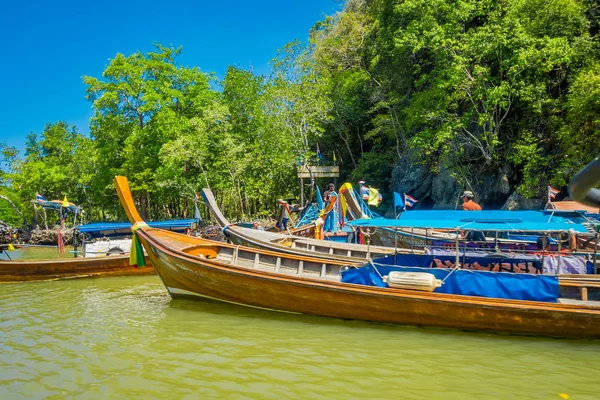 AO NANG, THAILAND - 19 февраля 2018 года: Вид на море длинных рыболовных судов на берегу реки рядом с металлическим сооружением на пирсе, расположенном в реке в провинции Краби, на юге Таиланда — стоковое фото