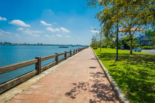 KRABI, TAILANDIA - 19 DE FEBRERO DE 2018: Magnífica vista al aire libre del sendero cerca del río en la ciudad de Krabi, Tailandia. La gente local a menudo caminar relajarse y hacer ejercicio por la mañana en Krabi — Foto de Stock