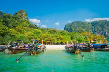 Phra Nang, Tayland - 09 Şubat 2018: Uzun kuyruk güzel manzarasına tekne üst üste Tayland, Phra nang adada bir güzel güneşli gün ve turkuaz su ayakta