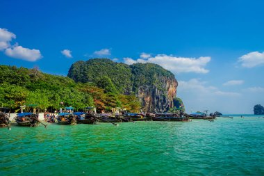 Phra Nang, Tayland - 09 Şubat 2018: Güzel açık görünümü üst üste Tayland, Phra nang adada bir güzel güneşli gün ve turkuaz su ayakta uzun kuyruk teknelerin
