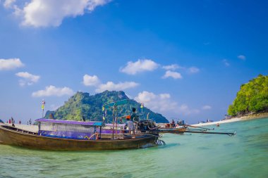 Tup, Tayland - 09 Şubat 2018: Bir güzel güneşli gün ve turkuaz su Tup Island'da bir kıyıda uzun kuyruk teknelerin güzel açık görünüm