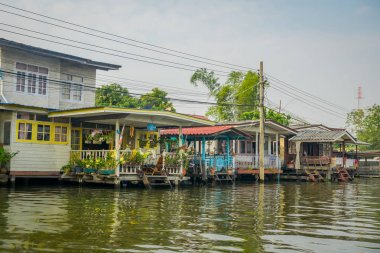 Açık görünüm eski ve Chao Phraya Nehri üzerindeki rustik ahşap evler. Tayland, Bangkok