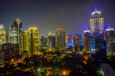 Bangkok gece şehir manzarası. Panoramik ve perspektif görünüm açık altın renkli cam yüksek artış gelecek gökdelen ticari bina. İş kavramı başarı endüstri teknik mimari