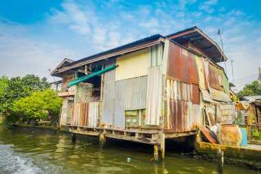 Bangkok, Tayland - 09 Şubat 2018: Chao Phraya Nehri üzerinde kayan zavallı bir ahşap ev açık bakış. Tayland, Bangkok