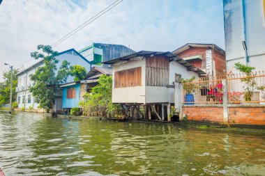 Zavallı ev Chao Phraya Nehri üzerinde yüzer. Tayland, Bangkok.