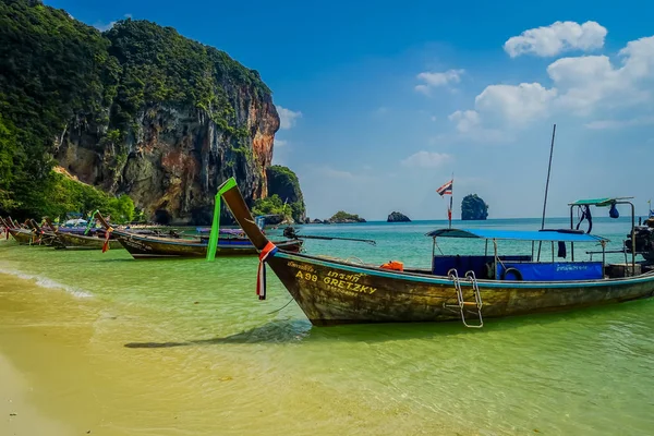 PHRA NANG, THAILAND - 09 февраля 2018 года: Вирус длинных хвостовых лодок на берегу острова Пхра Нанг в великолепный солнечный день и бирюзовая вода — стоковое фото