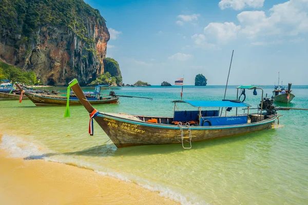 PHRA NANG, THAILAND - 09 февраля 2018 года: Вирус длинных хвостовых лодок на берегу острова Пхра Нанг в великолепный солнечный день и бирюзовая вода — стоковое фото