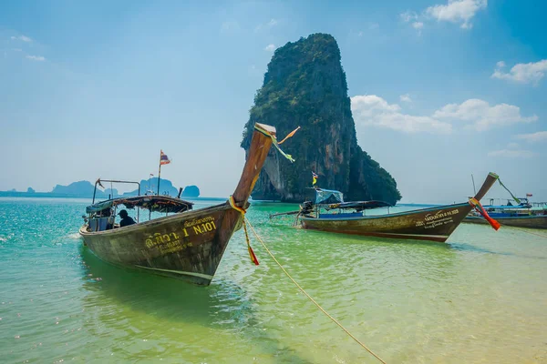 PHRA NANG, THAILAND - FEVEREIRO 09, 2018: Barcos de cauda longa em uma costa na ilha Phra nang em um lindo dia ensolarado e água azul-turquesa — Fotografia de Stock