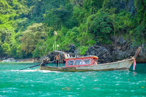 PODA, THAILAND - FEBRUARY 09, 2018: Outdoor view of unidentified people traveling in a long tail boat on Poda island in a gorgeous sunny day and turquoise water — Stock Photo, Image