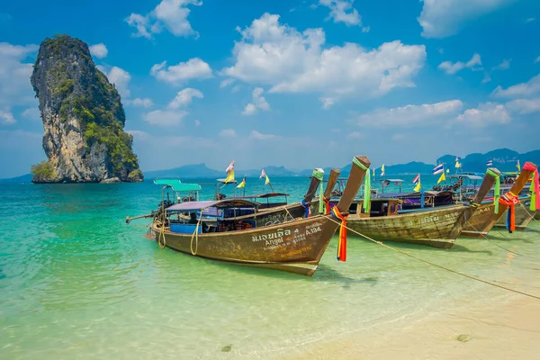 波达, 泰国-2018年2月09日: 在一个华丽的阳光明媚的日子和绿松石水在波达岛岸边一排的长尾船的户外景观 — 图库照片