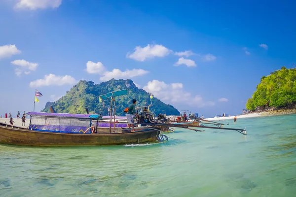 TUP, THAILAND - FEVEREIRO 09, 2018: Bela vista ao ar livre de barcos de cauda longa em uma costa na ilha Tup em um lindo dia ensolarado e água azul-turquesa — Fotografia de Stock