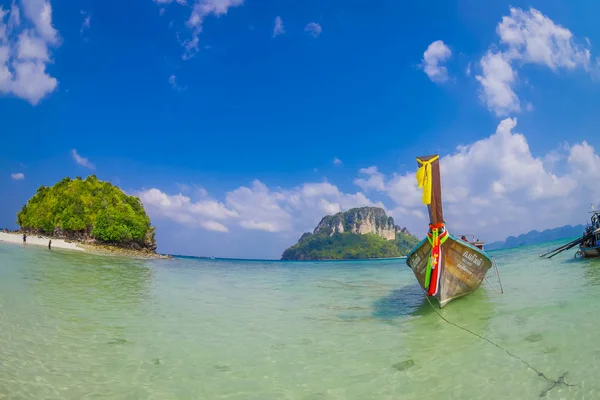 TUP, THAILAND - FEBRUARY 09, 2018: Outdoor view of long tail boat in a shore on Tup island in a gorgeous sunny day and clean water — Stock Photo, Image