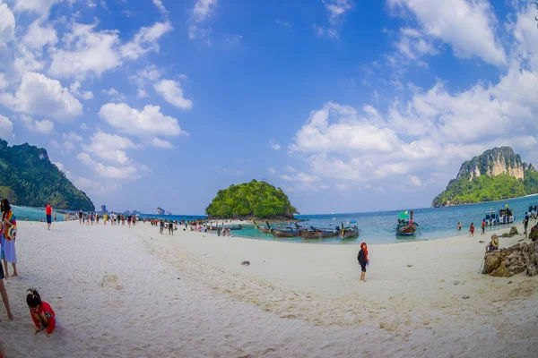 TUP, THAILAND - FEVEREIRO 09, 2018: Bela vista ao ar livre de pessoas não identificadas andando na areia branca e desfrutando do lindo dia ensolarado e água azul-turquesa na ilha Tup — Fotografia de Stock