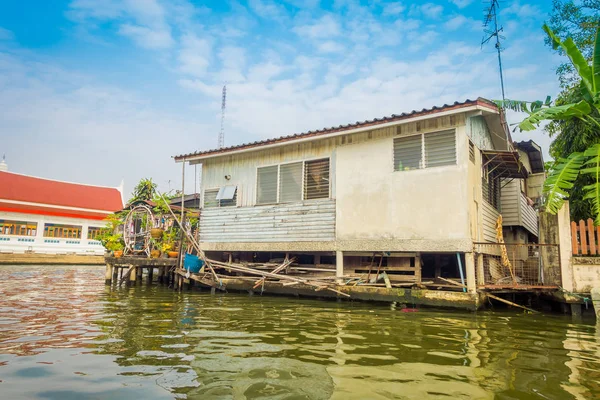 Vista esterna della casa povera galleggiante sul fiume Chao Phraya. Thailandia, Bangkok — Foto Stock