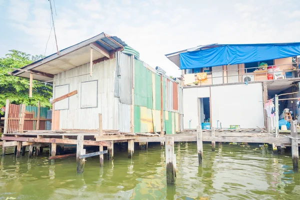 Vista exterior de la casa flotante pobre en el río Chao Phraya. Tailandia, Bangkok — Foto de Stock